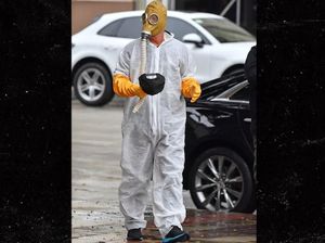 Setelan Chernobyl! Komedian Ini Pakai Masker Gas Hindari Virus Corona