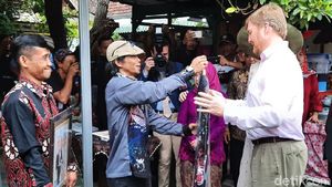 Asyiknya Raja Belanda Belanja Batik di Kampung Cyber Yogyakarta