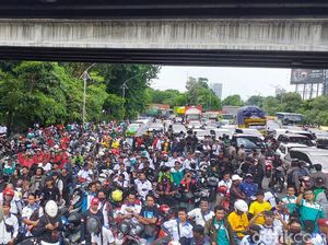 Buruh dan Mahasiswa Bersatu Orasi Tolak Omnibus Law di Bundaran Waru