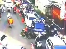 Terlalu! Pemotor Nekat Lawan Arus Sampai Seret Traffic Cone