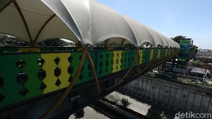 Keren, JPO Pasar Minggu Kini Bernuansa Betawi