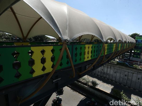 Keren, JPO Pasar Minggu Kini Bernuansa Betawi
