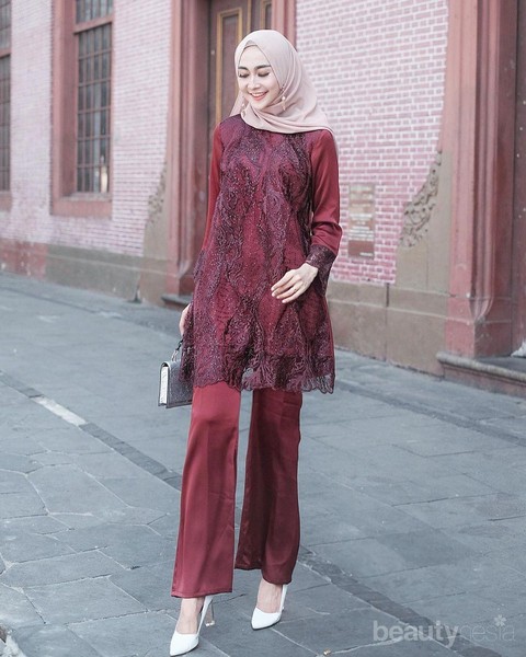 8 Inspirasi Baju  Kondangan Warna Merah Maroon Cantik dan Elegan 