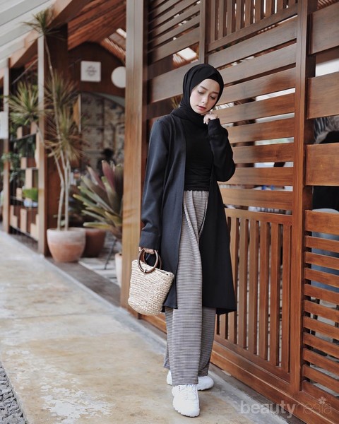 Tips Mix  and Match  dengan Outfit Serba Hitam  yang Kekinian 