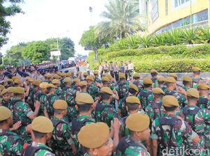 Ratusan Personel Polresta Sidoarjo Apel Pengamanan Demo Omnibus Law