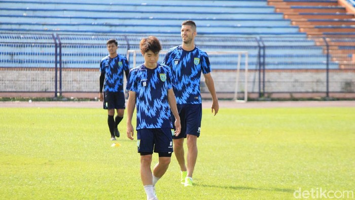 Dua pemain asing yang dicoret Persela Lamongan, Shunsuke Nakamura dan Jasmin Mecinovic.
