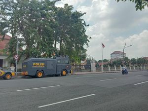 Gedung Grahadi Dikelilingi Kawat Berduri Jelang Demo Tolak Omnibus Law