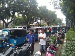Demo Tolak Omnibus Law Geser ke DPRD DKI, Lalin Jalan Kebon Sirih Macet