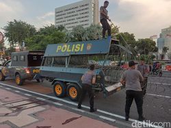 Buruh Tak Jadi Demo Tolak Omnibus Law di Grahadi, Polisi Bersihkan Kawat Berduri