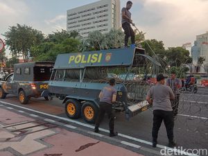 Buruh Tak Jadi Demo Tolak Omnibus Law di Grahadi, Polisi Bersihkan Kawat Berduri