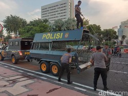 Buruh Tak Jadi Demo Tolak Omnibus Law di Grahadi, Polisi Bersihkan Kawat Berduri