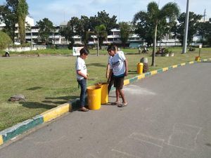 Ditangkap Polisi, Puluhan Preman di Medan Dihukum Bersihkan Sungai Deli