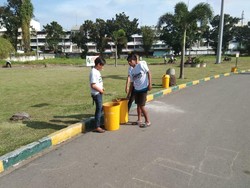 Kerap Bikin Resah, Preman di Medan Dihukum Jadi Pembersih Sampah