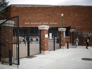 Gubernur New York Tetap Buka Sekolah di Tengah Lonjakan Omicron Gubernur New York Tetap Buka Sekolah di Tengah Lonjakan Omicron