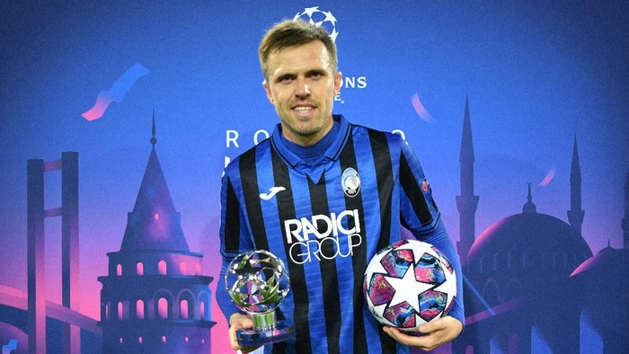 VALENCIA, SPAIN - MARCH 10: Josip Ilicic of Atalanta recieves the man of the match award and also the match ball after he scores all 4 goals of the match for his team during the UEFA Champions League round of 16 second leg match between Valencia CF and Atalanta at Estadio Mestalla on March 10, 2020 in Valencia, Spain. (Photo by UEFA Pool/Getty Images)