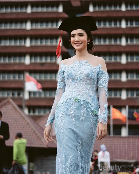 Dari Raisa, BCL, Hingga Maudy Ayunda Beri Inspirasi Kebaya Modern yang