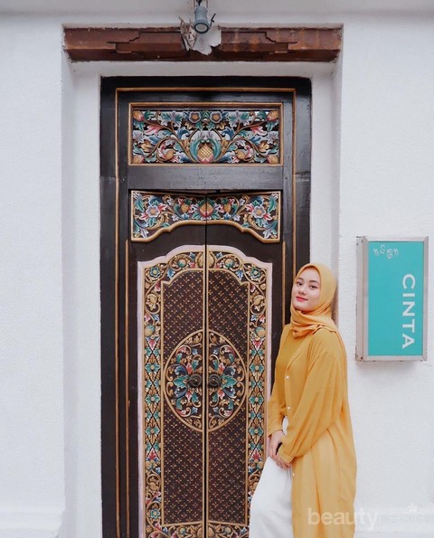Cocok untuk Hangout, Begini 7 Style Hijab Casual ala Dinda Hauw