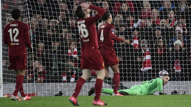 Adrian melakukan blunder saat Atletico Madrid mencetak gol pertama.