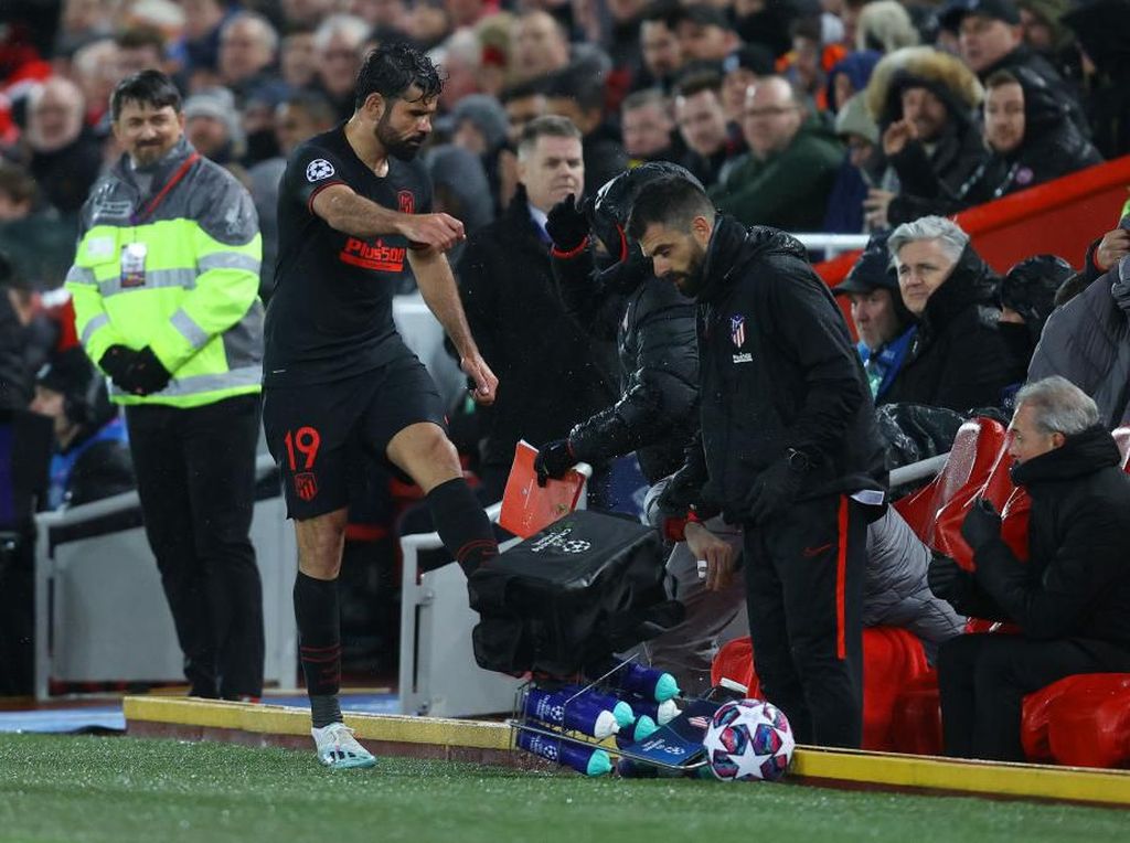 Uhuk-uhuk! Si Tengil Diego Costa Pura-pura Batuk untuk Hindari Wartawan Uhuk-uhuk! Si Tengil Diego Costa Pura-pura Batuk untuk Hindari Wartawan