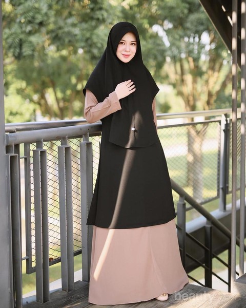 Cantik Hijabers Wajib Punya Deretan Outfit Hitam Ayana Moon Ini