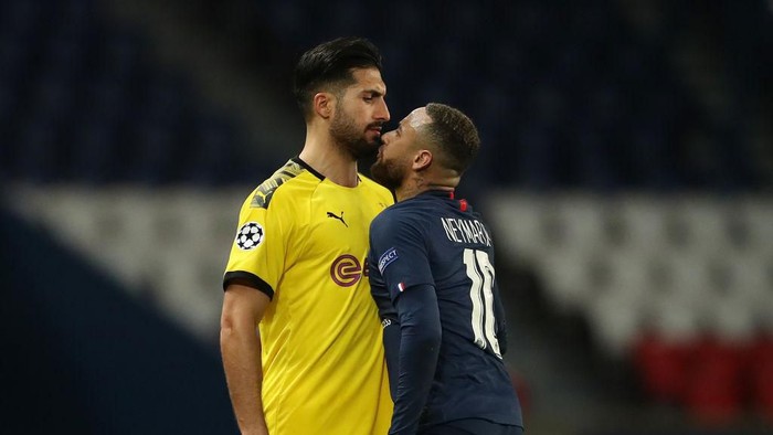 PARIS, FRANCE - MARCH 11: (FREE FOR EDITORIAL USE) In this handout image provided by UEFA, Neymar of Paris Saint-Germain and Emre Can of Borussia Dortmund clash during the UEFA Champions League round of 16 second leg match between Paris Saint-Germain and Borussia Dortmund at Parc des Princes on March 11, 2020 in Paris, France. The match is played behind closed doors as a precaution against the spread of COVID-19 (Coronavirus).  (Photo by UEFA - Handout/UEFA via Getty Images)