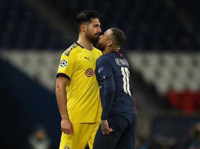 PARIS, FRANCE - MARCH 11: (FREE FOR EDITORIAL USE) In this handout image provided by UEFA, Neymar of Paris Saint-Germain and Emre Can of Borussia Dortmund clash during the UEFA Champions League round of 16 second leg match between Paris Saint-Germain and Borussia Dortmund at Parc des Princes on March 11, 2020 in Paris, France. The match is played behind closed doors as a precaution against the spread of COVID-19 (Coronavirus).  (Photo by UEFA - Handout/UEFA via Getty Images)