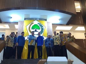 Sambangi DPP Golkar, Zulhas-Airlangga Bahas Corona hingga Pilkada 2020