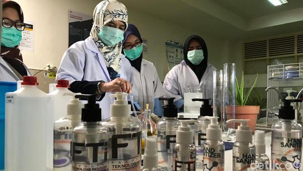 Mahasiswa Fakultas Teknologi Industri Universitas Muslim Indonesia (UMI) Makassar membuat hand sanitizer sendiri.