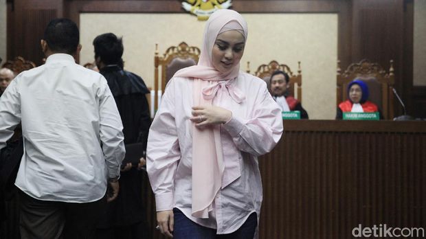 Artis Jennifer Dunn menjadi saksi dalam kasus korupsi Tubagus Chaeri Wardana alias Wawan. Jennifer duduk sebagai saksi bersama empat orang lainnya.