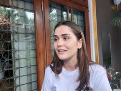 Geger Corona, Senk Lotta Merasa Gila Lihat Orang Bersin