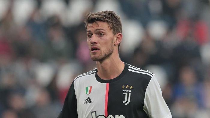 Rugani TURIN, ITALY - FEBRUARY 16: Daniele Rugani of Juventus looks on during the Serie A match between Juventus and Brescia Calcio at Allianz Stadium on February 16, 2020 in Turin, Italy. (Photo by Emilio Andreoli/Getty Images)