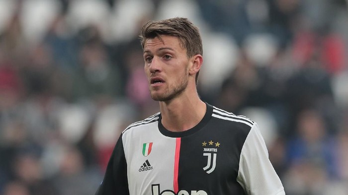 TURIN, ITALY - FEBRUARY 16:  Daniele Rugani of Juventus looks on during the Serie A match between Juventus and Brescia Calcio at Allianz Stadium on February 16, 2020 in Turin, Italy.  (Photo by Emilio Andreoli/Getty Images)