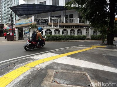 Mengenal Garis Kuning Penunjuk Jalan untuk Tuna Netra di Trotoar