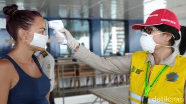 Momen ABK-Penumpang Dicek Kesehatan Sebelum Kapal Pesiar Australia Sandar