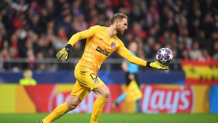 MADRID, SPAIN - FEBRUARY 18: Jan Oblak of Atletico Madrid in actioin during the UEFA Champions League round of 16 first leg match between Atletico Madrid and Liverpool FC at Wanda Metropolitano on February 18, 2020 in Madrid, Spain. (Photo by Michael Regan/Getty Images)