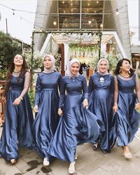 Inspirasi Model Kebaya Dan Dress Berwarna Navy Untuk Bridesmaid