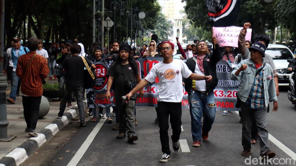 Ratusan Musisi Jalanan Geruduk Kantor Wali Kota Bandung