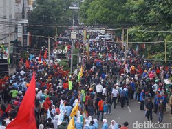 Tolak RUU Omnibus Law, Buruh dan Mahasiswa Cimahi Blokade Jalan