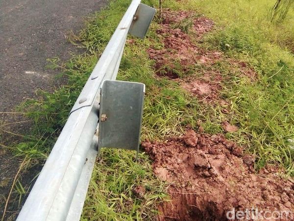 Penampakan Tiang Pagar Tol Palembang yang Dicuri