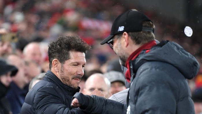 LIVERPOOL, ENGLAND - MARCH 11: Diego Simeone, Manager of Atletico Madrid and Jurgen Klopp, Manager of Liverpool bump elbows prior to the UEFA Champions League round of 16 second leg match between Liverpool FC and Atletico Madrid at Anfield on March 11, 2020 in Liverpool, United Kingdom.  (Photo by Laurence Griffiths/Getty Images)