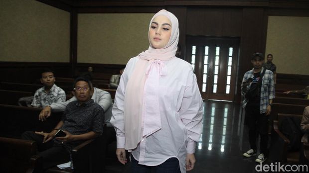 Artis Jennifer Dunn menjadi saksi dalam kasus korupsi Tubagus Chaeri Wardana alias Wawan. Jennifer duduk sebagai saksi bersama empat orang lainnya.