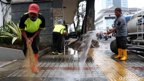 Jelang Festival Asia Afrika, Trotoar di Pusat Kota Bandung Dibersihkan