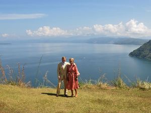 Momen Wisata Raja dan Ratu Belanda di Danau Toba
