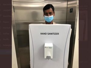 Viral Bos Minyak di Arab Paksa Karyawan Pakai Kostum Hand Sanitizer Viral Bos Minyak di Arab Paksa Karyawan Pakai Kostum Hand Sanitizer
