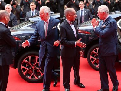 Awkward Moment! Saat Pangeran Charles Lupa Tak Boleh Salaman