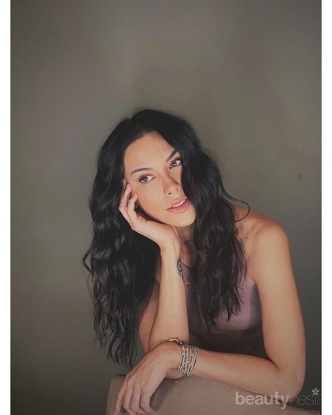 Sudah Tua Tetap Mempesona, 7 Selebriti Cantik Ini Pantas Dijuluki Hot