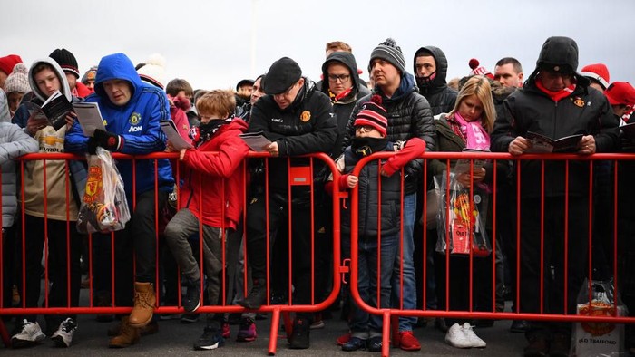 MANCHESTER, ENGLAND - FEBRUARY 01: Manchester United fans wait outside the stadium for the teams prior to the Premier League match between Manchester United and Wolverhampton Wanderers at Old Trafford on February 01, 2020 in Manchester, United Kingdom. (Photo by Clive Mason/Getty Images)