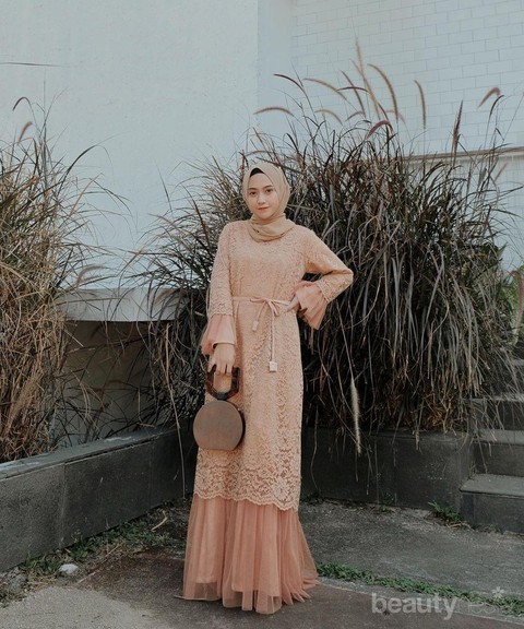 Cantiknya Influencer Hijab Dalam Balutan Gamis Brokat Modern