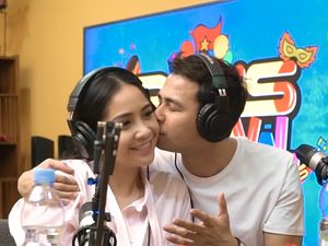 Raffi Terima Penghargaan dari MURI, Penampilan Nagita Bikin Salfok