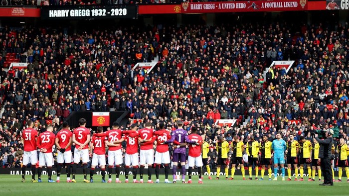 MANCHESTER, ENGLAND - FEBRUARY 23: Players, officials and fans take part in a minute of silence for former Manchester United player Harry Gregg prior to the Premier League match between Manchester United and Watford FC at Old Trafford on February 23, 2020 in Manchester, United Kingdom. (Photo by Clive Brunskill/Getty Images)